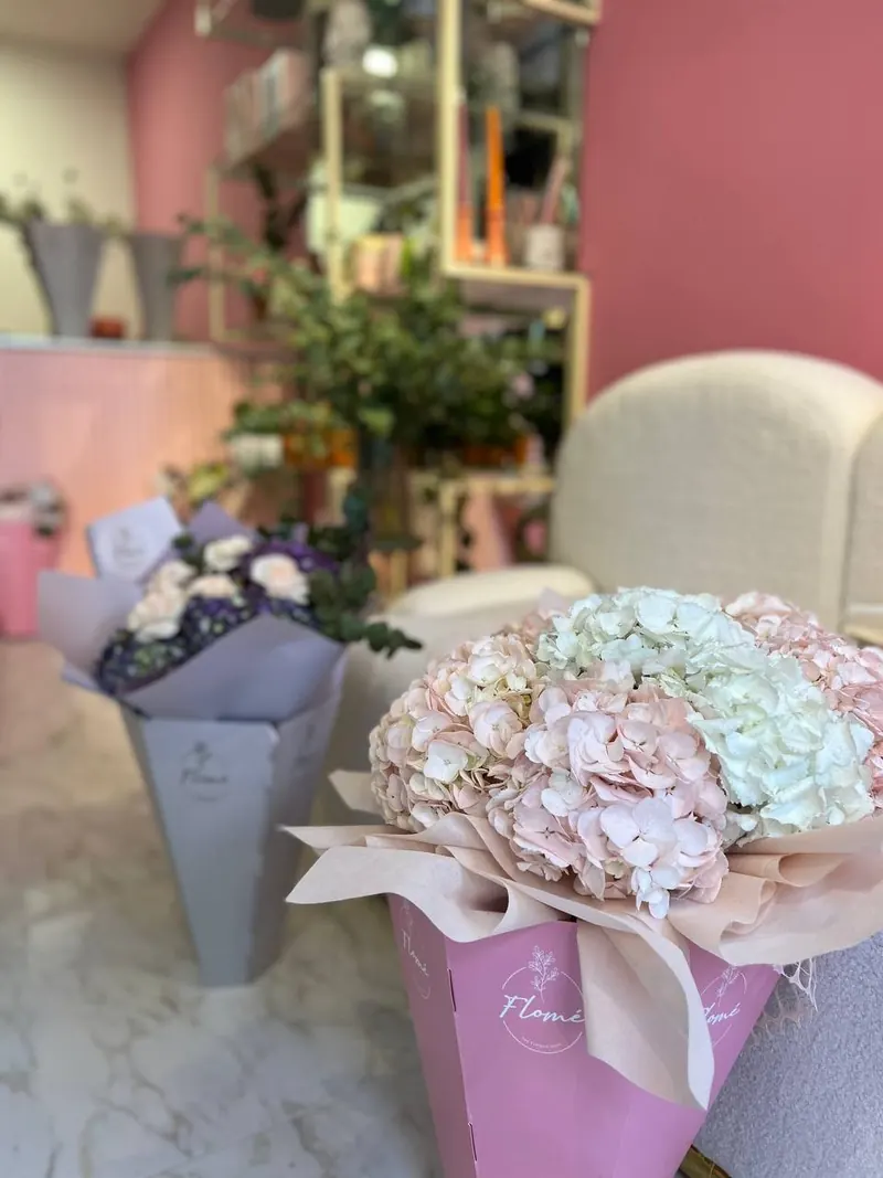 Hydrangea bouquets in pink Flomé gift boxes inside the shop